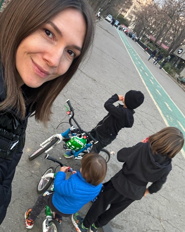 adela popescu face selfie pe fundal copiii ei care alearga pe strada