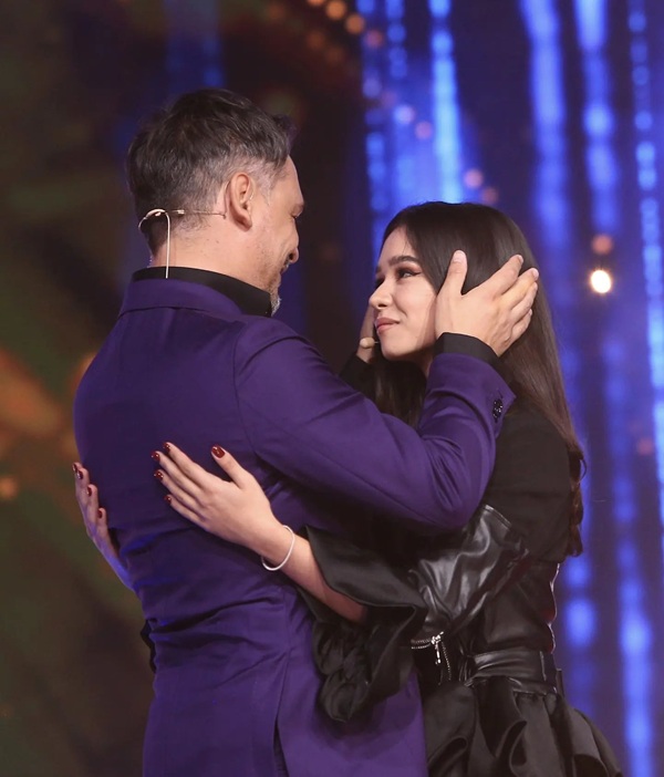 razvan simion in costum mov isi tine fiica in brate pe o scena