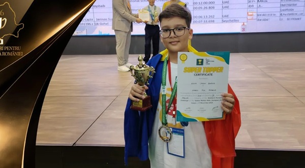 kevin casian bordea in tricou alb cu tricolorul dupa gat tine in mana un trofeu