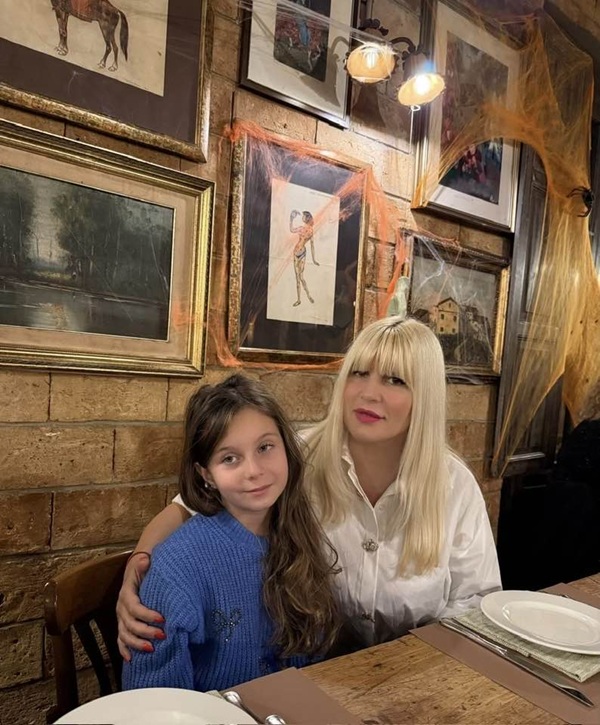 elena udrea imbracata in roz alaturi de fiica ei in albastru la o masa la un restaurant
