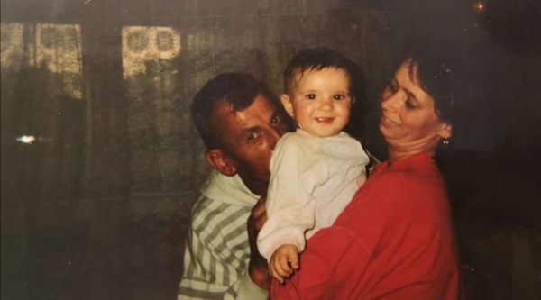 claudia duma copil tinuta in brate de parintii ei