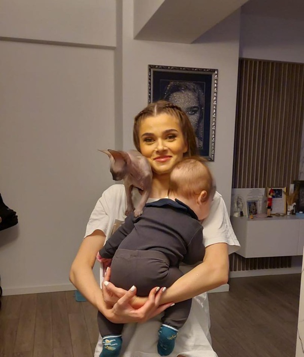 theo rose isi tine in brate baietelul si motanul hri