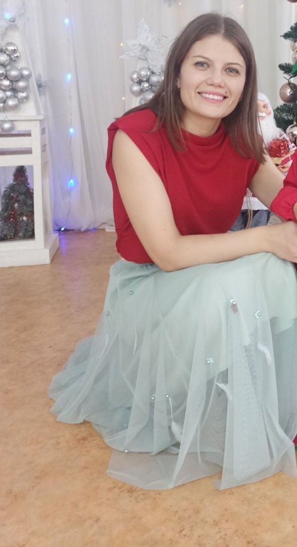 foto cu ludmila vartic in bluza rosie si fusta bleu sta pe vine