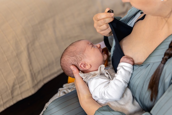 bebelus plange cand este pus la sanul mamei