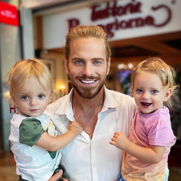 ilan laufer in camasa alba isi tine in brate gemenii