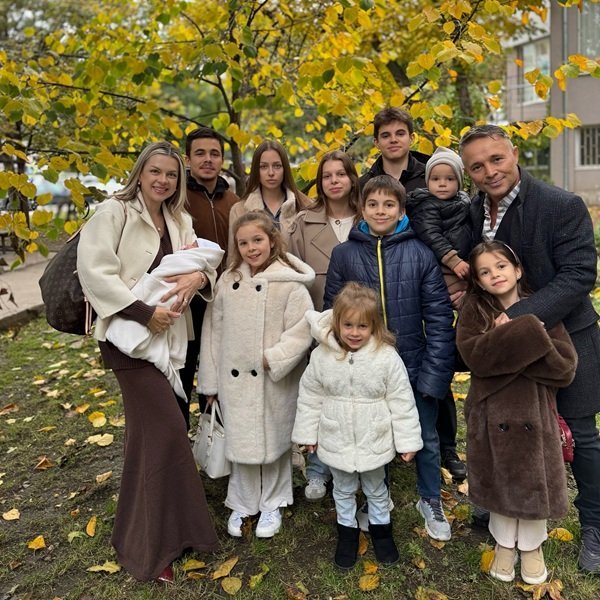 marina si teodor carnat impreuna cu cei 10 copii ai lor afara in parc