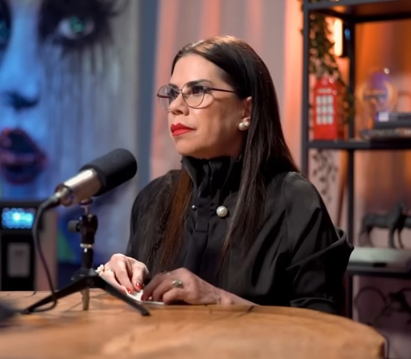 luminita anghel cu parul lung imbracata in negru vorbeste la un microfon