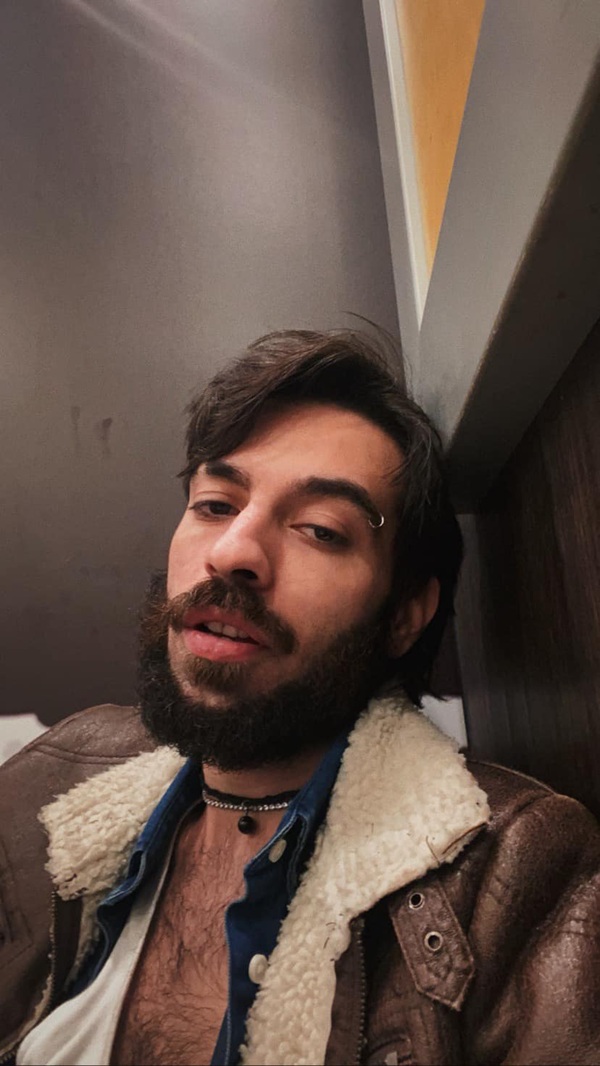david puscas cu barba si mustata face un selfie