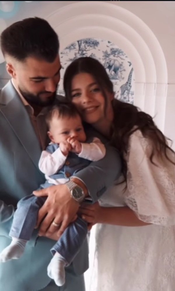 iancu sterp si sotia lui isi tin bebelusul in brate