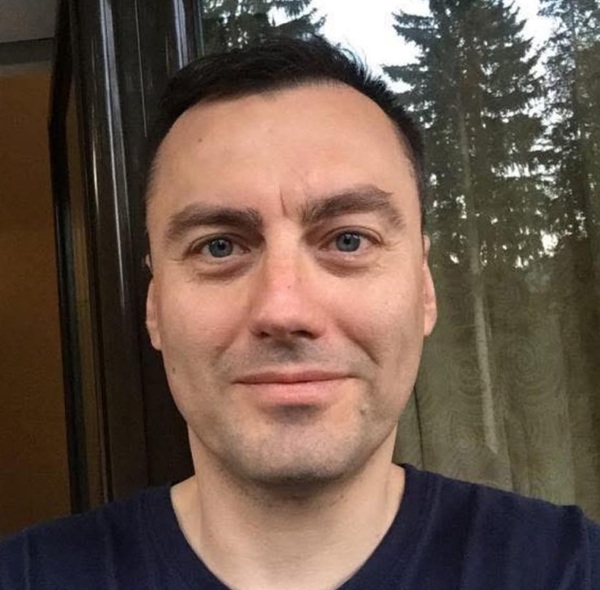 corneliu riegler imbracat in negru face un selfie in natura