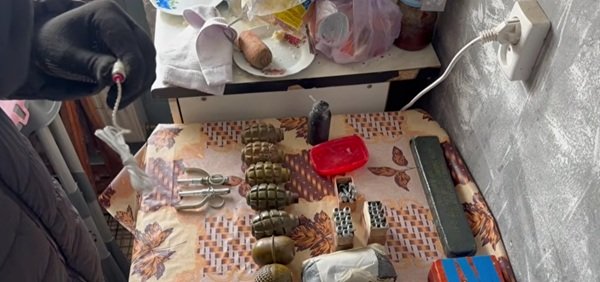 mai multe grenade si explozibili pe o masa