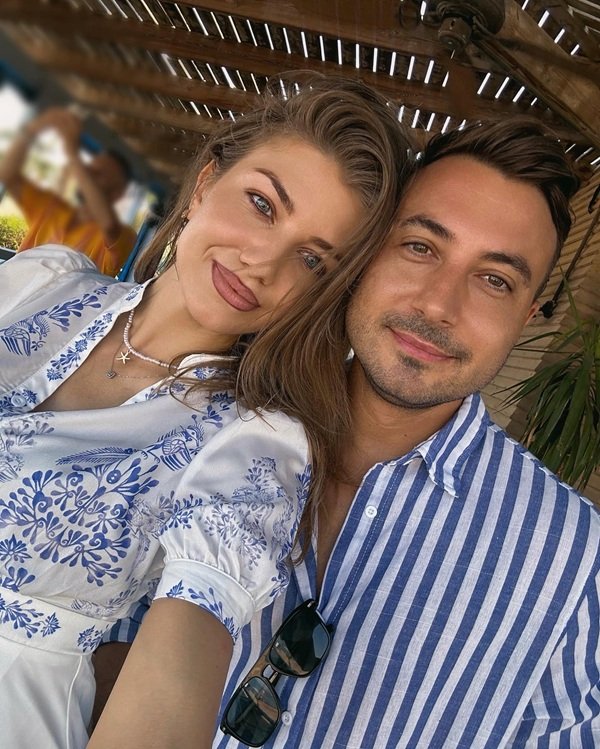 valentin sanfira in camasa alba cu dungi albastre face selfie cu sotia lui