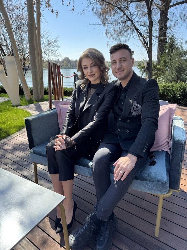 valentin sanfira si codruta filip ambii imbracati in negru stau la o masa