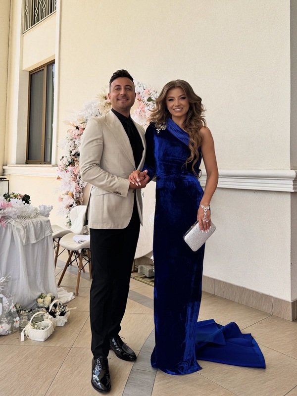 valentin sanfira in sacou alb alaturi de sotia lui in rochie lunga albastra