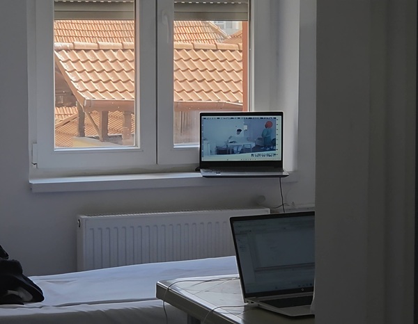 laptop pus pe pervazul unui geam intr-o camera de spital