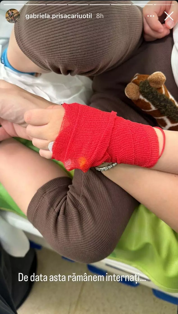 mana gabrielei prisacariu tine mana lui tiago cu branula