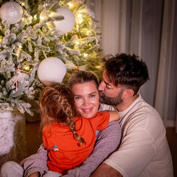 smiley o pupa pe gina pistol pe obraz care o tine in brate pe josephine