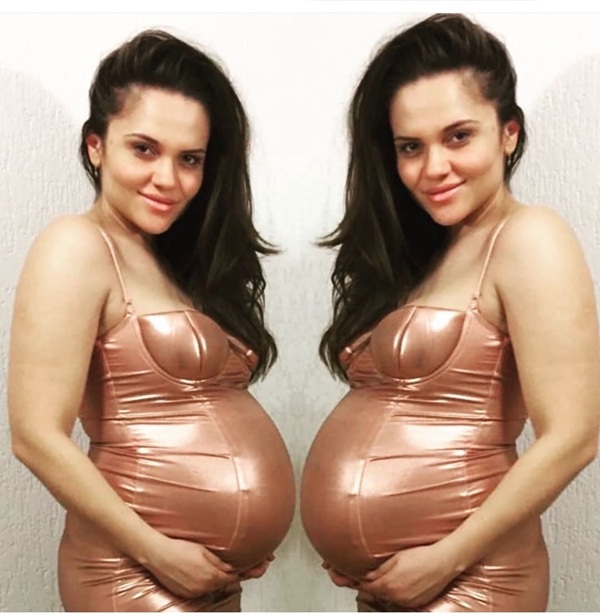 cristina siscanu insarcinata poza in oglinda imbracata intr-o rochie mulata roz