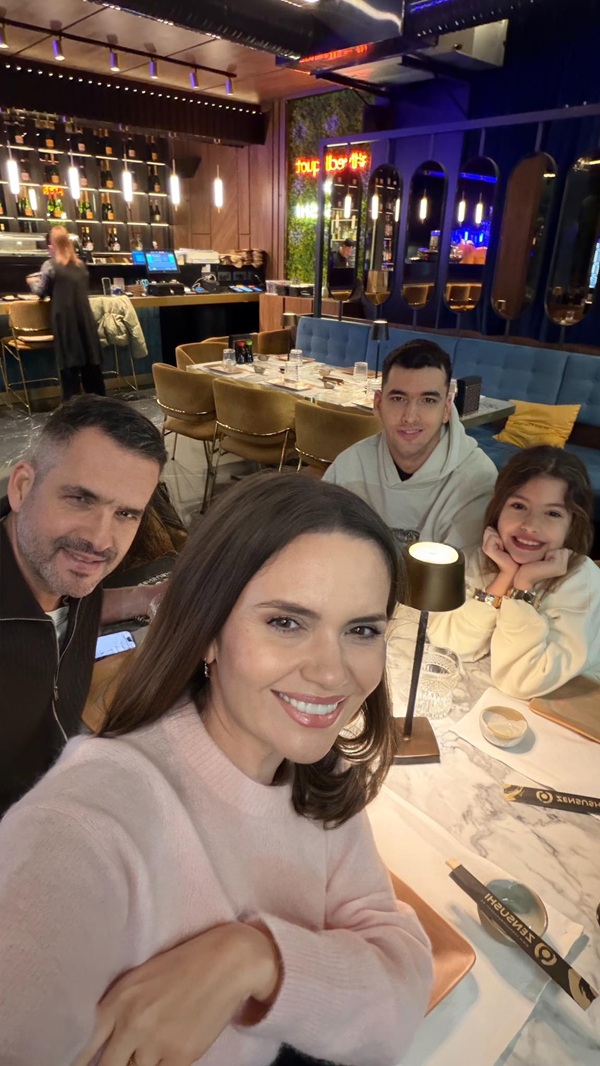 cristina siscanu face un selfie in timp ce sta la masa cu madalin ionescu petra si filip