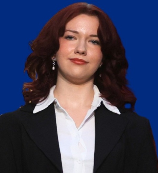 femeie cu parul lung saten ondulat in costum negru cu camasa neagra