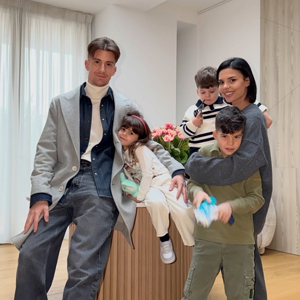 poza de familie cu rares cojoc andreea popescu si cei trei copii ai lor