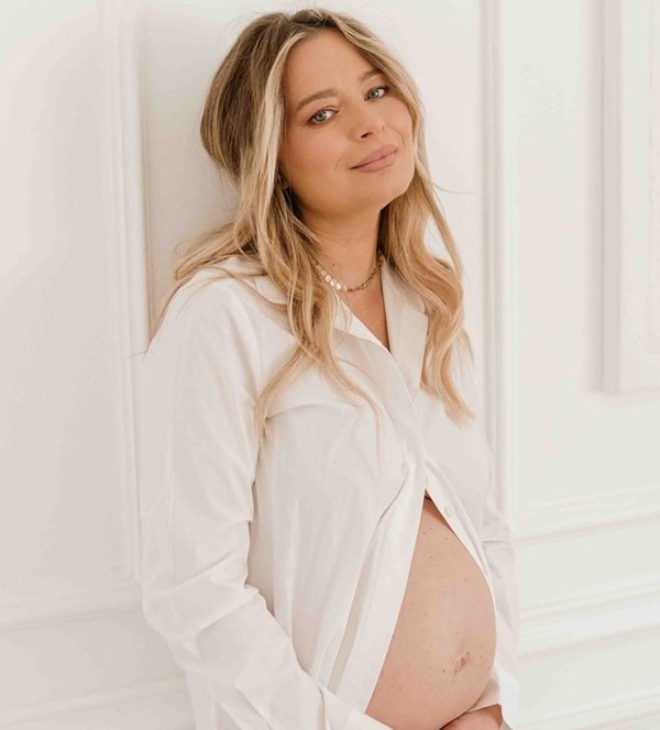 laura cosoi in camasa alba isi tine in maini burtica de gravida