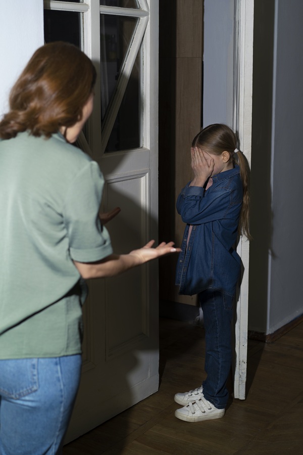 mama isi cearta copilul si il pune la colt