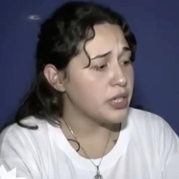 femeie bruneta cu parul ondulat in tricou alb