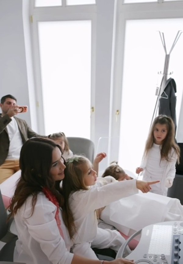 laura cosoi la medicul ginecolog inconjurata de fetitele ei afla sexul copilului