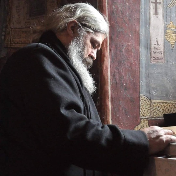 parintele calistrat se roaga in biserica