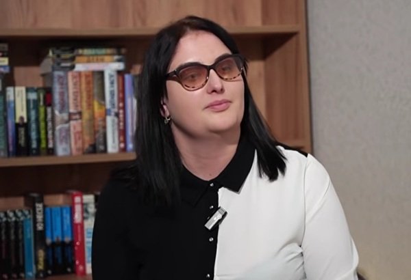 femeie bruneta cu parul mediu cu camasa alb cu negru