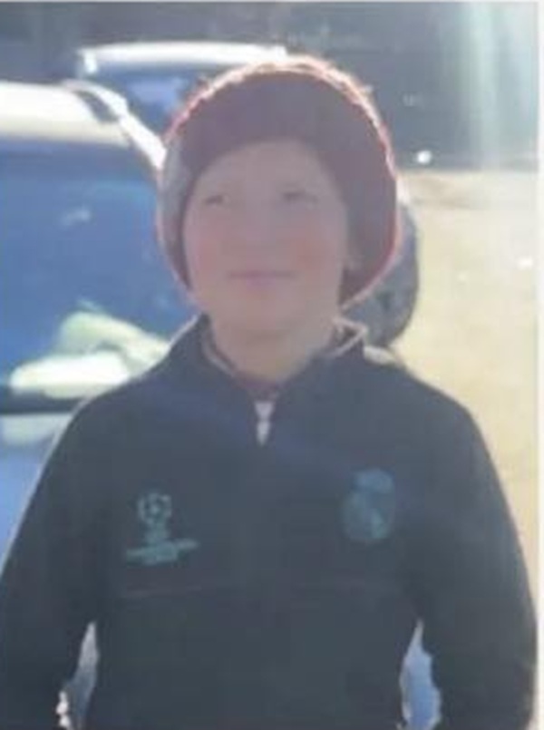 copil cu fes pe cap imbracat in trening