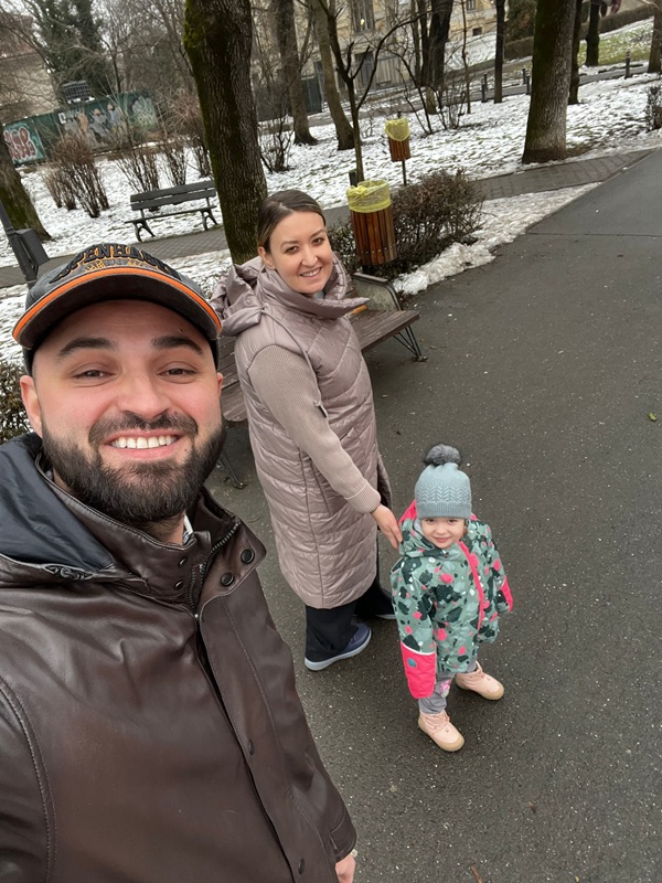 roxana blenche cu fetita si sotul la plimbare