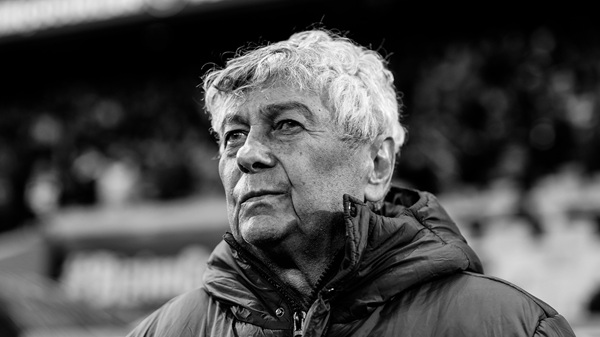 foto alb negru cu mircea lucescu pe terenul de fotbal