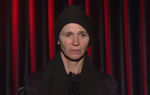 femeie slaba imbracata in negru cu batic negru pe cap