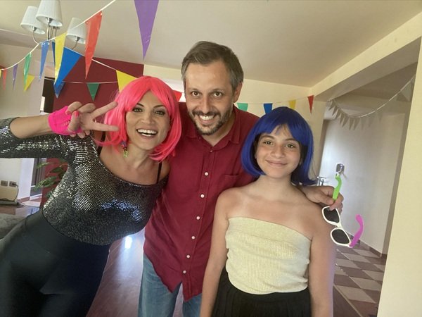 ioana ginghina cu peruca roz alaturi de sotul ei si de fiica ei