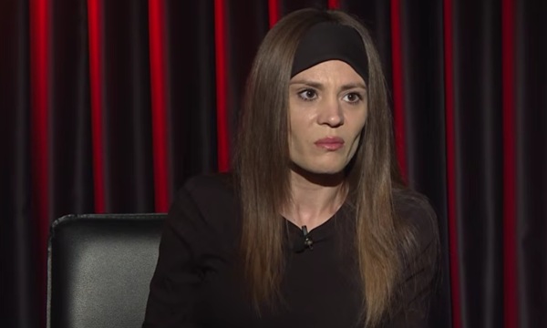 femeie cu parul lung imbracata in negru cu bentita neagra pe cap