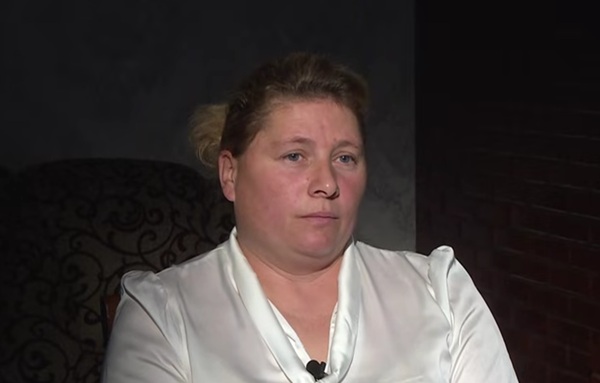 femeie cu parul prins cu bluza alba da interviu