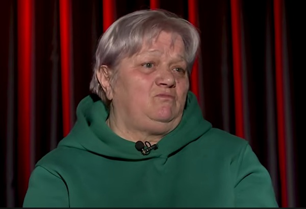 femeie tunsa scurt cu parul alb si hanorac verde