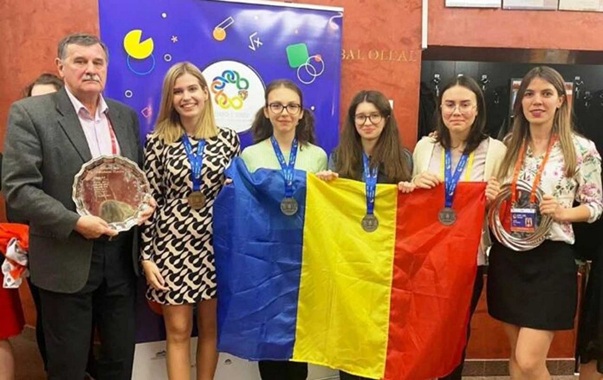 eleve tin steagul romaniei in aeroport la poza