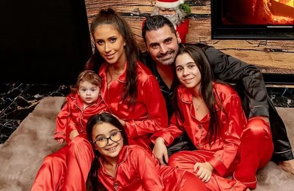 pepe impreuna cu sotia cele doua fiice si baietelul imbracati toti in rosu