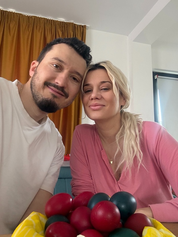 anisia gafton imbracata in roz alaturi de partenerul ei cu un cos de oua colorate pe masa