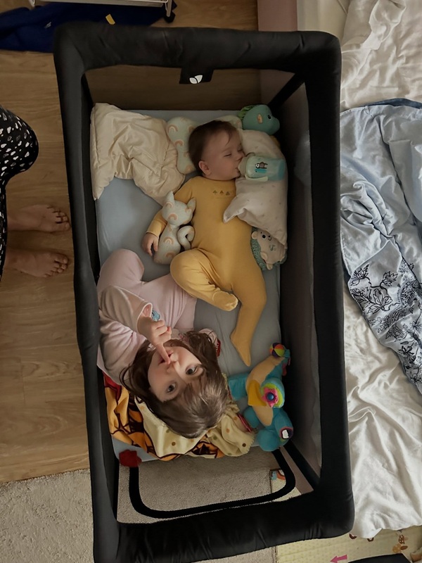 fetita cristinei cioran sta langa fratele ei cand doarme