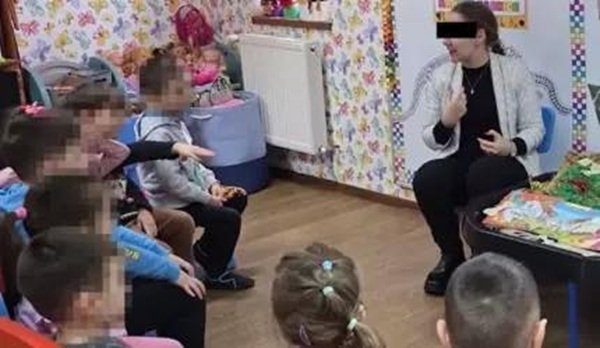 copii in sala de clasa alaturi de educatoare