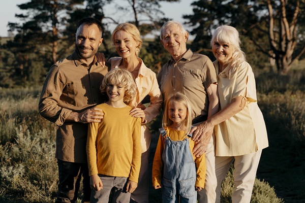 parinti bunici si nepoti in fotografie de familie in aer liber