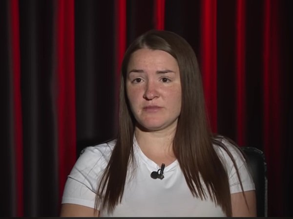 fata satena cu par lung in trucou alb