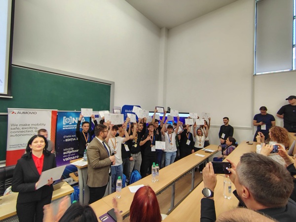 copii intr-o sala de clasa la facultate dupa olimpiada de intelugenta artificiala