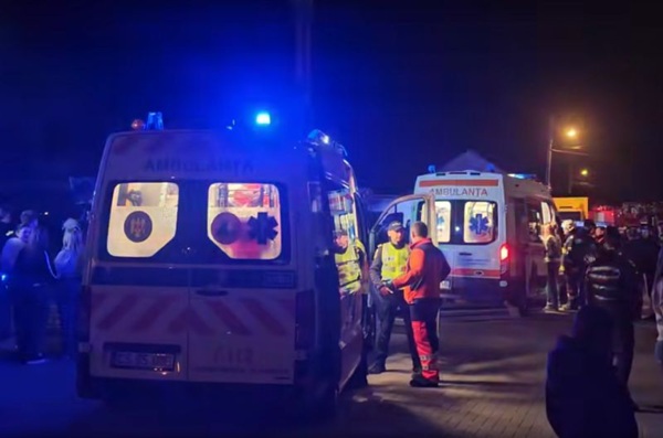 mai multe persoane stranse la o ambulanta lumina albastra