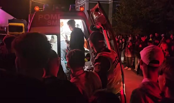 mai multi copii stransi la un parc de distractii in jurul ambulantei