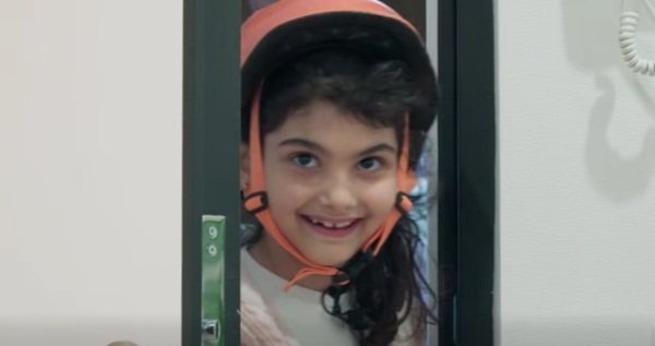 fetita bruneta creata intra pe o usa zambind